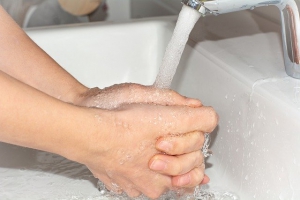 Händewaschen unter fließendem Wasser